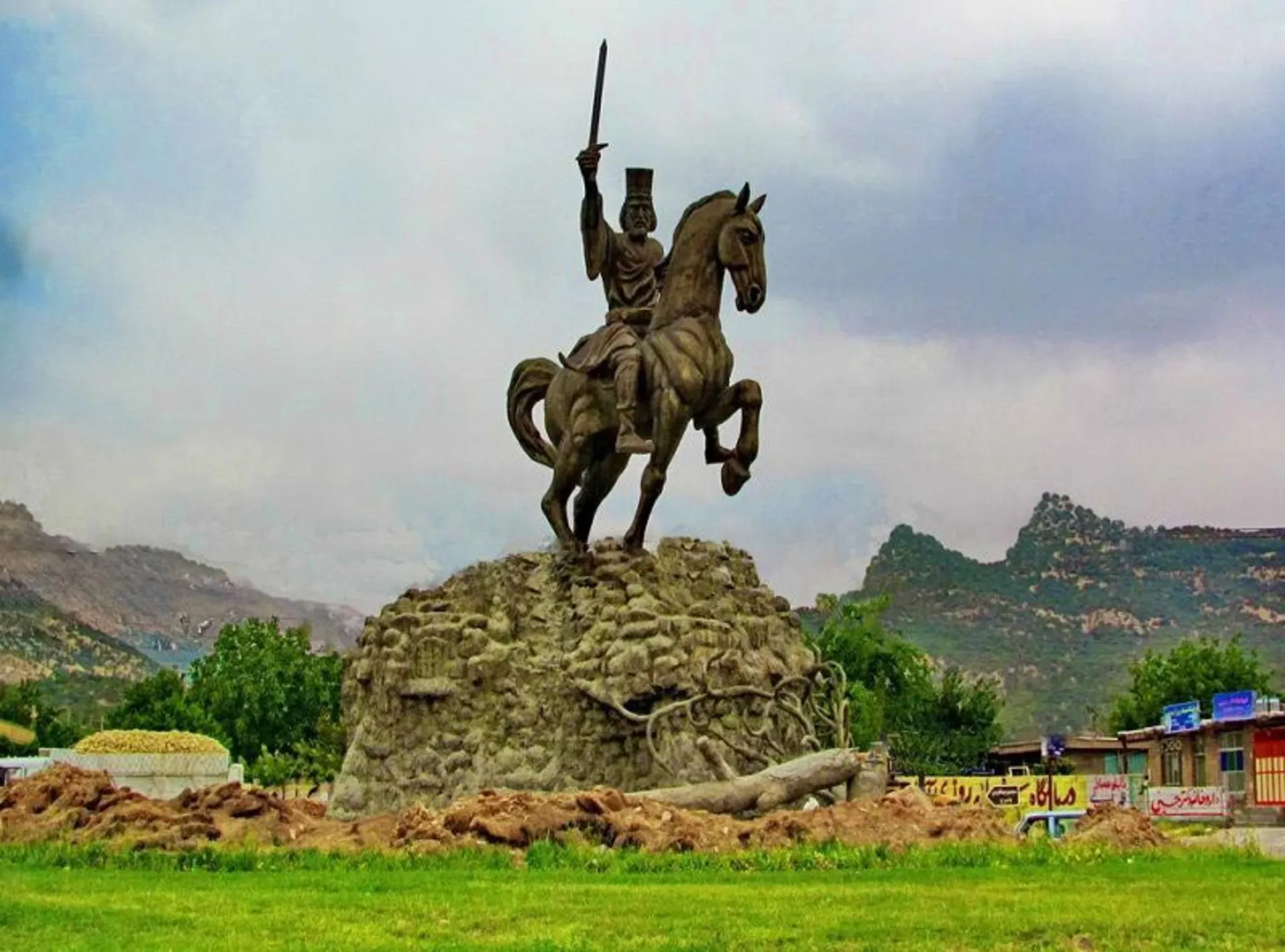 مجسمه آریوبرزن نمادی از یاسوج