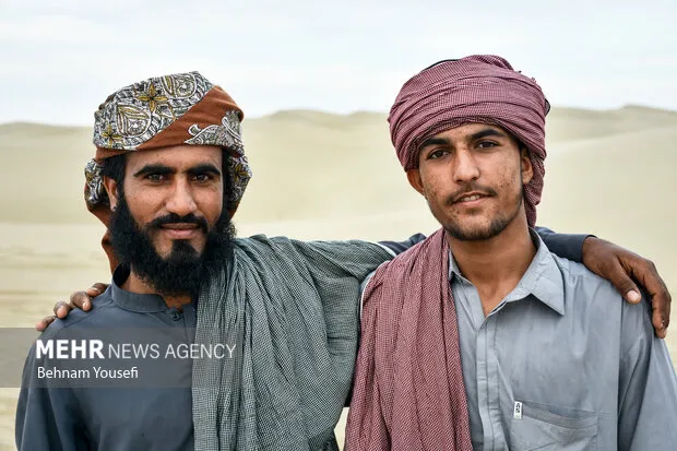 استان سیستان و بلوچستان ؛ گردهمایی دریا و کویر دو مرد از اقوام سیستان و بلوچستان