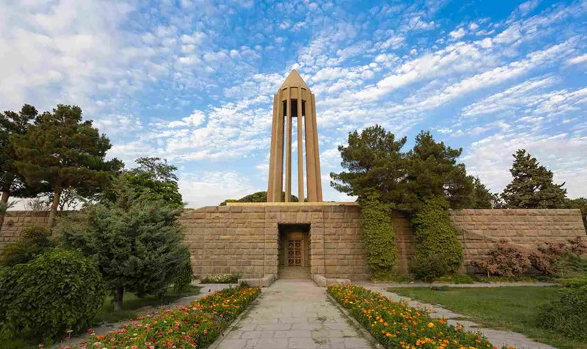 آرامگاه ابوعلی سینا نمادی از همدان