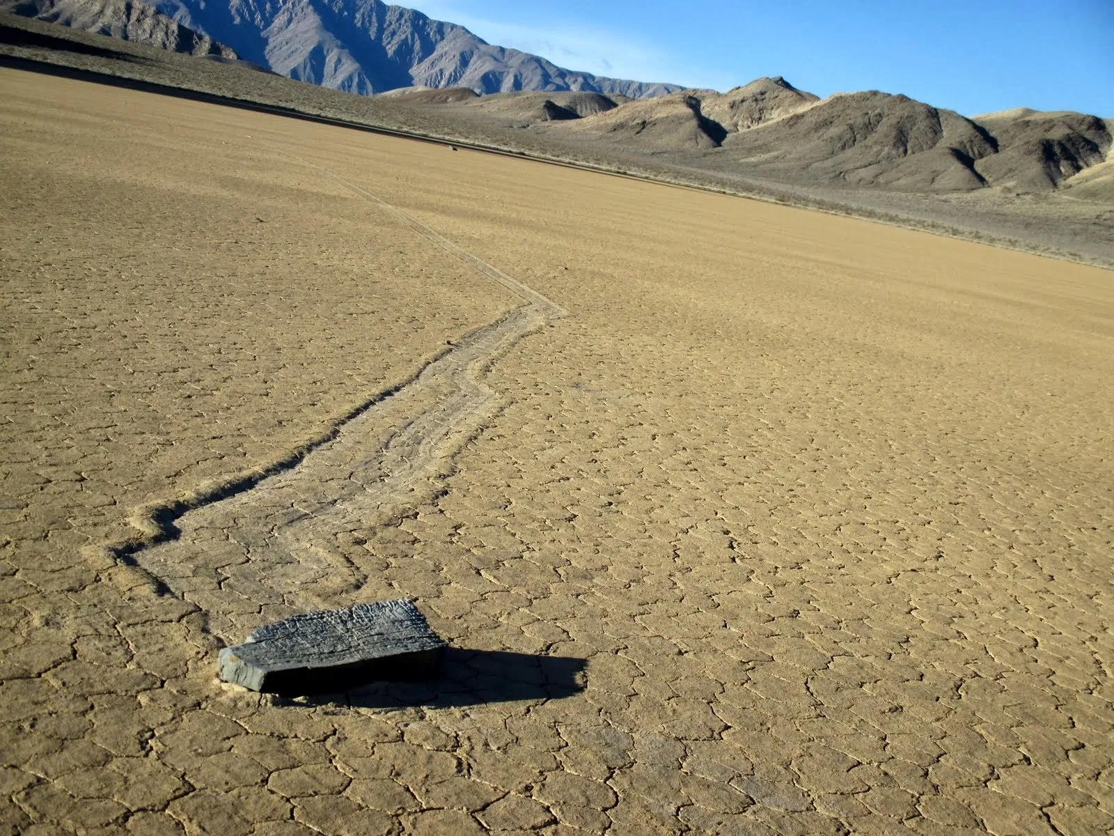 سنگ های روان (Sailing stones)