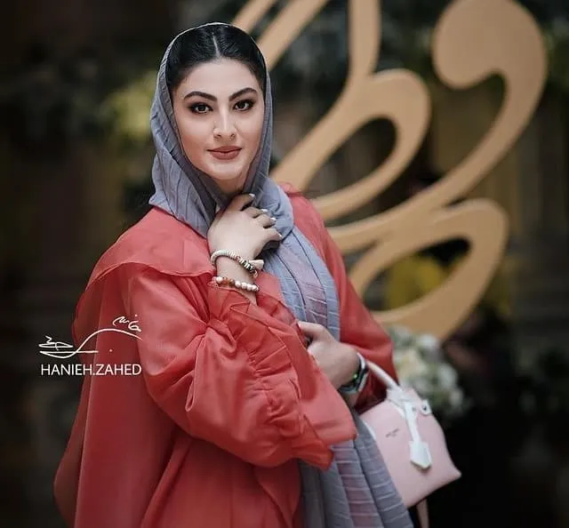 استان اردبیل:نگین آبی ایران مریم مومن
(بازیگر)